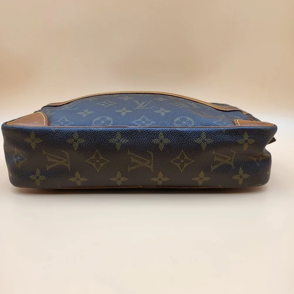 LOUIS VUITTON Compaigne 28 Monogram Leather Clutch..Authentic.. - Picture 3 of 16